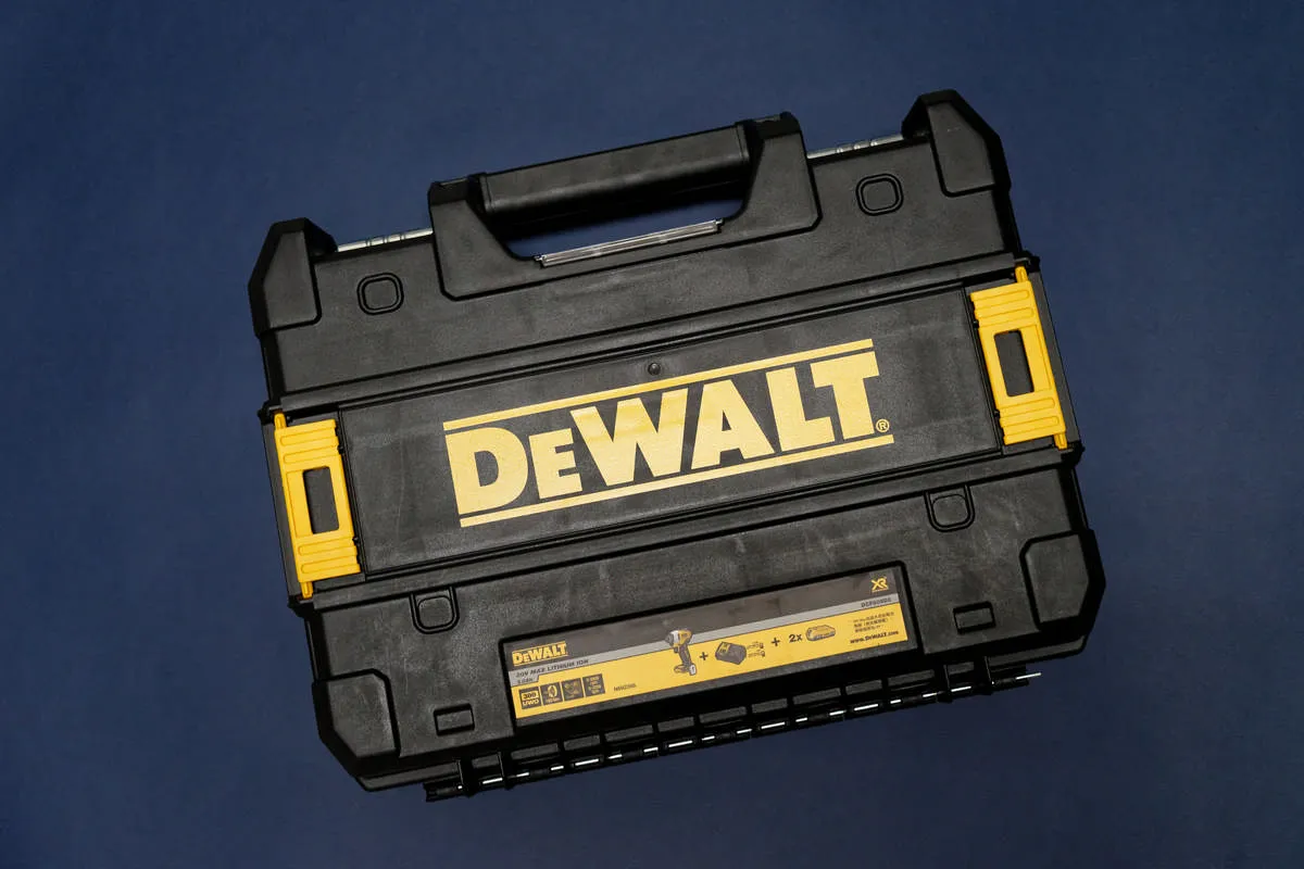 最後我就選擇了 DeWALT 得偉 20V 無刷式衝擊起子機 DCF809D2，來當我人生中第一支電動工具