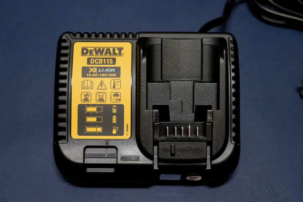 DC22V 4A 的 XR鋰電池充電器