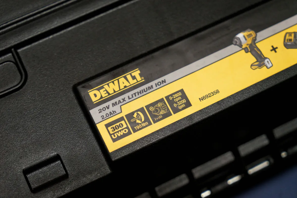 DeWALT 得偉 20V 無刷式衝擊起子機。人生第一支電動工具。一起開箱趣（圖 2）