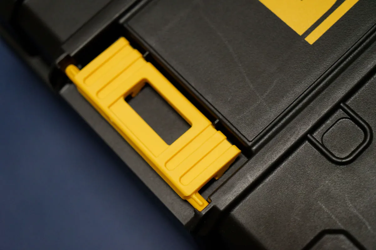 這個箱子是可以與 DeWALT 他們所推出的系統工具箱做組合的