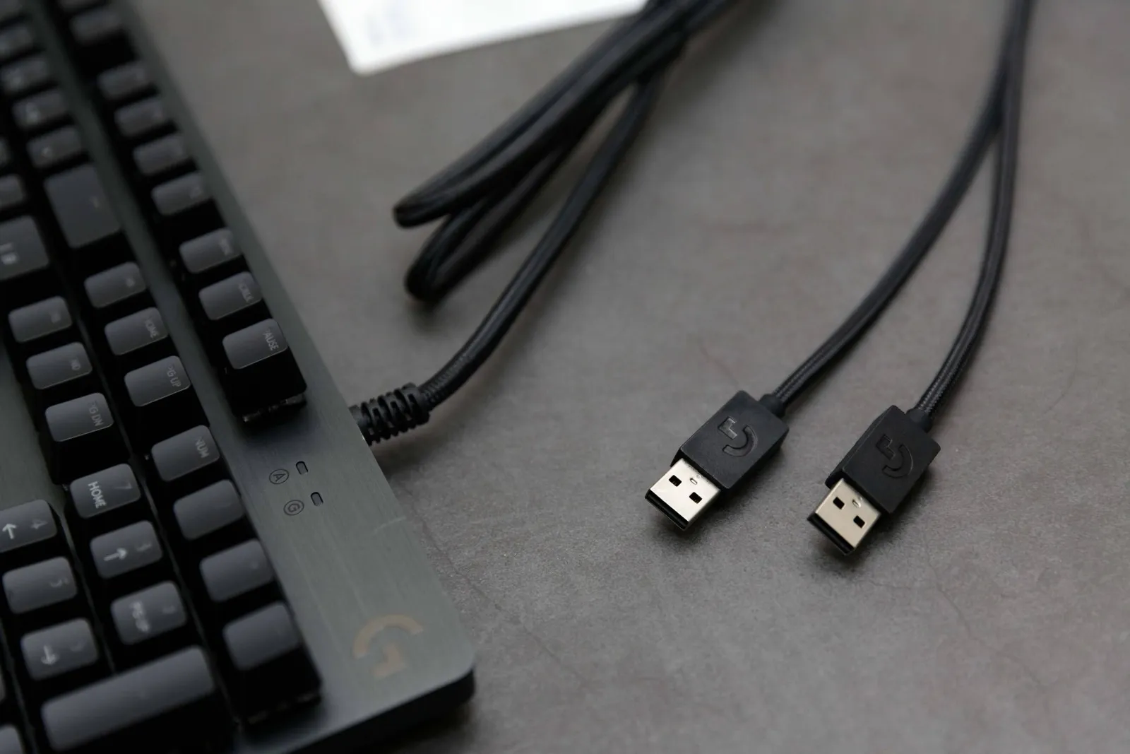 這款 G512 還有一個 USB 延伸埠 可以讓使用者更方便的連接 USB 設備，自然而然鍵盤就需要連接兩個 USB 到主機板的後方囉