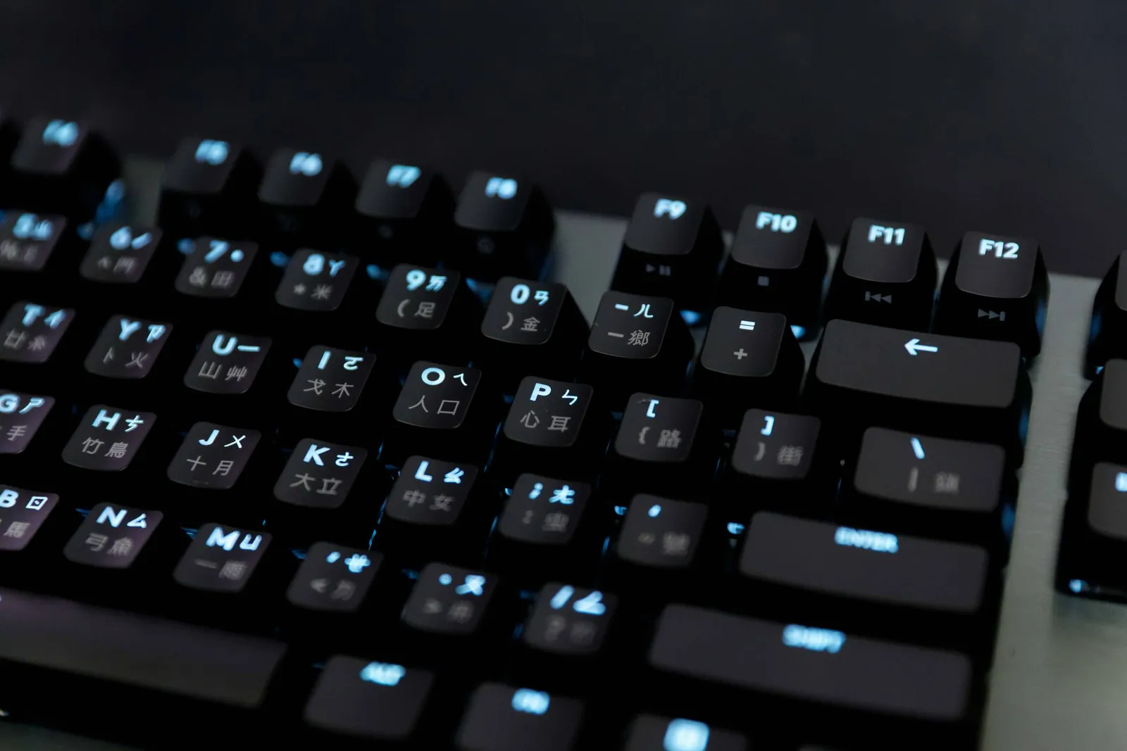 發光效果可以透過 Logitech 所開發出來的驅動程式來做不同的變化唷