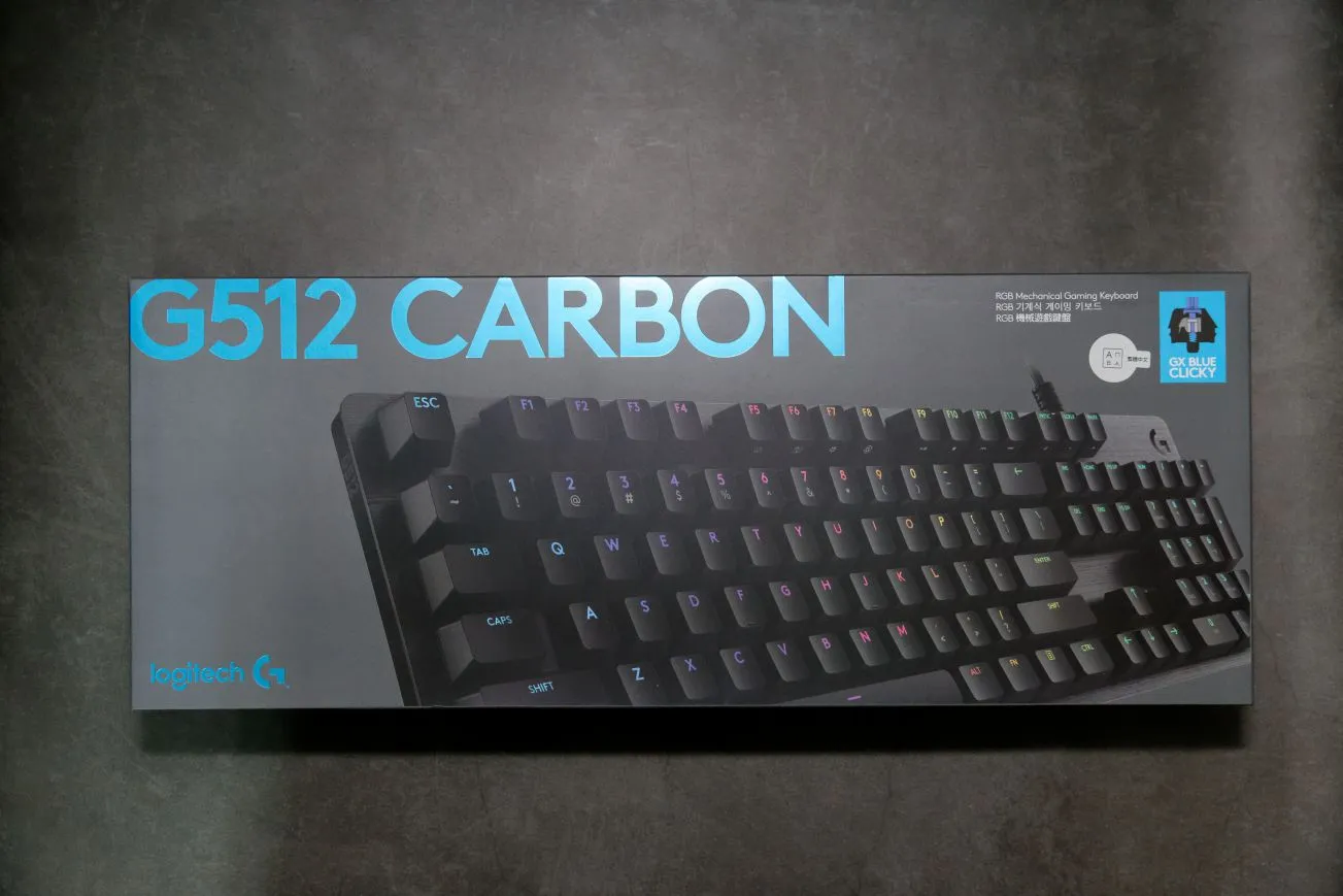 首先來看看整體的外觀，全彩的外觀，有大大的 G512 CARBON 表明身份