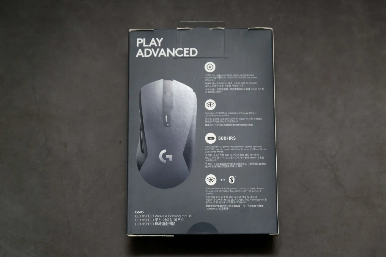 側面就一個單純的 Logitech Logo