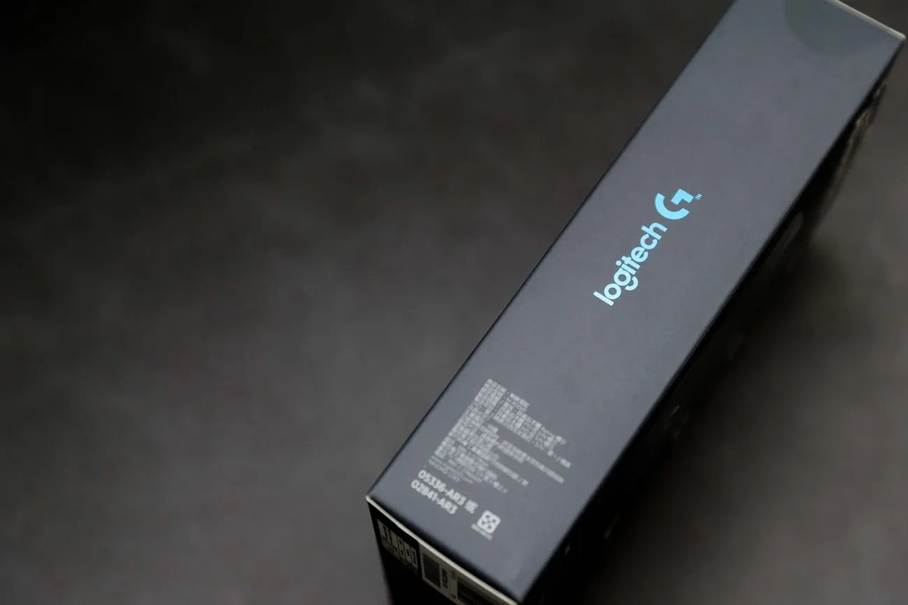 黑色的外包裝,正面有採用霧面的設計, 且用一個大大的 G603 來彰顯自己的滑鼠規格並加上光亮材質使得更有質感
