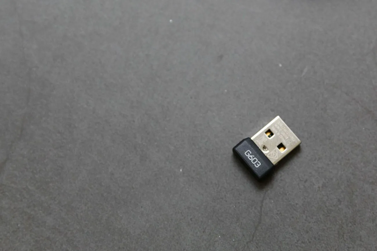 內部配件有:兩顆電池、LIGHTSPEED 接收器、傳輸線